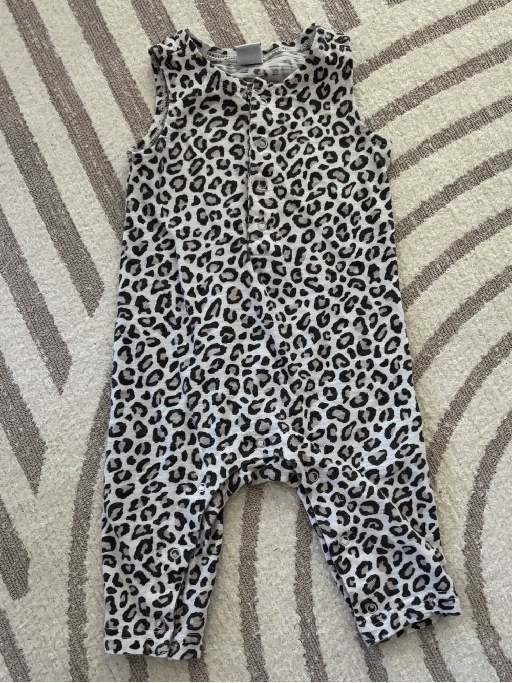 10/$15 Old Navy Leopard Print Sleeveless One-Piece Romper - White & Black
